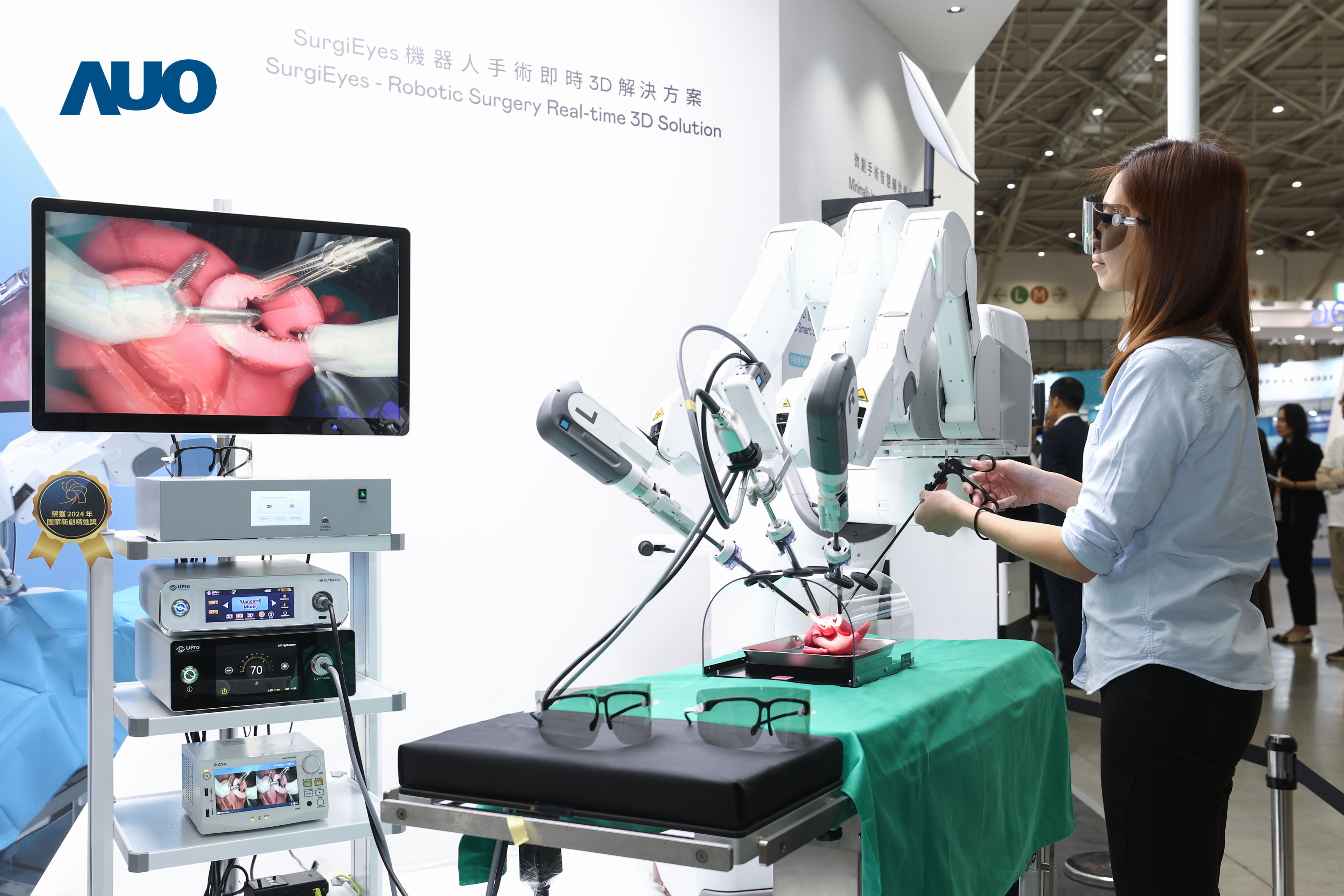 達擎以領(lǐng)先的3D顯示技術(shù)推出「SurgiEyes機器人手術(shù)即時3D解決方案」，整合先進3D影像處理與獨家3D垂直寬視角、廣色域的顯示技術(shù)，手術(shù)團隊可即時同步主刀醫(yī)師視角看到清晰3D影像，提升溝通效率與安全性。